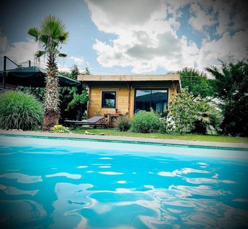 Chalet cosy avec piscine chauffée : Appartements proche de Seychalles