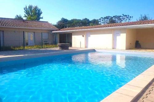 Maison familiale très lumineuse avec piscine : Maisons de vacances proche de Vendays-Montalivet
