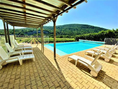Gîte 12-14p avec vue piscine chauffée terrain de pétanque et jeux extérieurs : Maisons de vacances proche de Le Teil