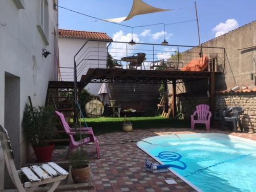 Maison de ville terrasse piscine jardin : Villas proche de Bessines
