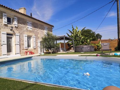 Villa avec piscine et Jacuzzi : Villas proche de Lussant