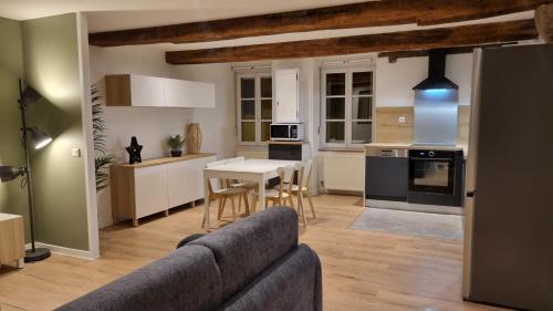 Givry centre - Appartement cosy avec parking et Wifi gratuit : Appartements proche de Jambles
