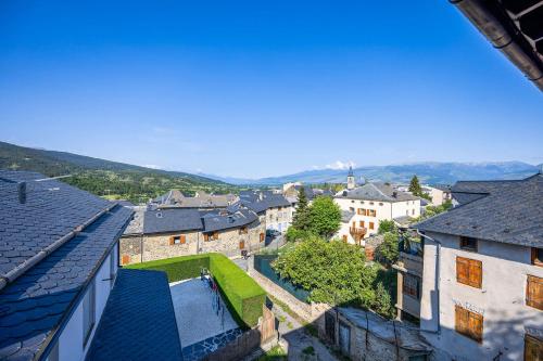 Cozy Stay Picturesque Village with Mountain View : Appartements proche d'Err