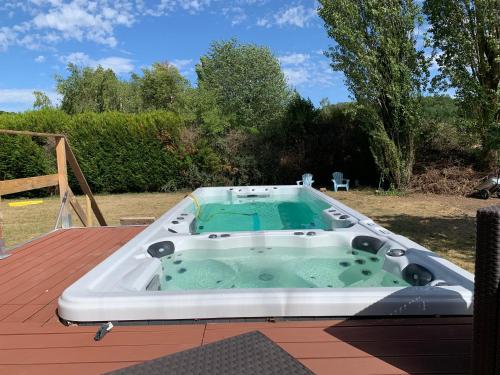 Country House 50mn to Paris with pool and hot tub : Villas proche d'Ouerre
