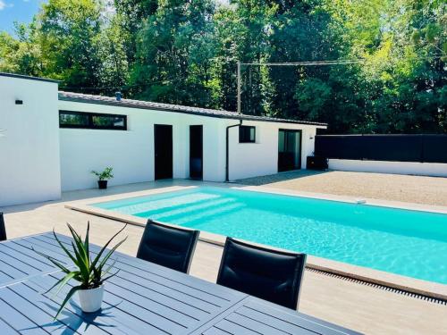Belle dépendance avec piscine au calme Sud-Gironde : Appartements proche de Le Tourne