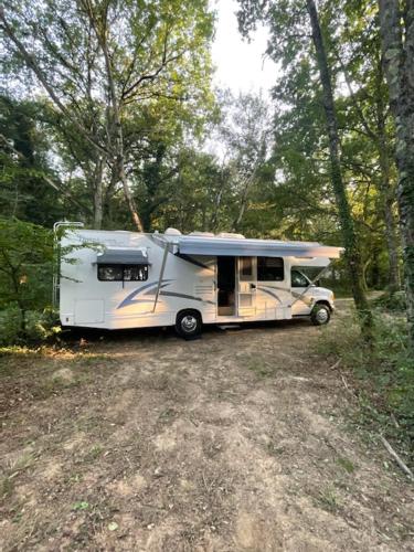 Location atypique en camping car americain au bord du lac de Miélan, proche de Marciac : Campings proche de Sadeillan