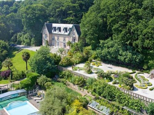 Chateau with private pool and panoramic view over the bay of Mont St Michel : Maisons de vacances proche de La Rochelle-Normande