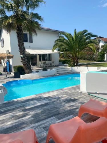 Pour votre intimité une maison rien que pour vous avec piscine chauffée : Maisons de vacances proche de Briscous