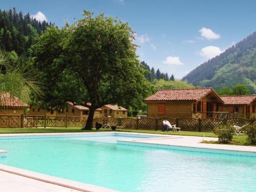 Modern Chalet in Fougax-et-Barrineuf with Swimming Pool : Chalets proche de Raissac