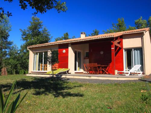 Tidy bungalow with dishwasher on a green domain : Maisons de vacances proche d'Axat