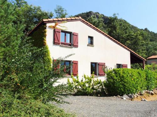Detached holiday home with three bedrooms and a spacious terrace in Quillan : Maisons de vacances proche de Fa