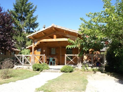 4-8 person chalets on a nice holiday park in the middle of the Pyrenees : Chalets proche de Camurac