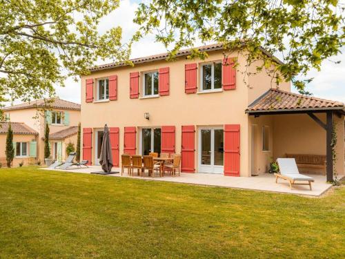 Spacious and modern villa with large garden and BBQ area : Villas proche de Coutières