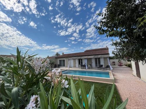 Villa provençale avec piscine : Maisons de vacances proche de Saint-Andiol