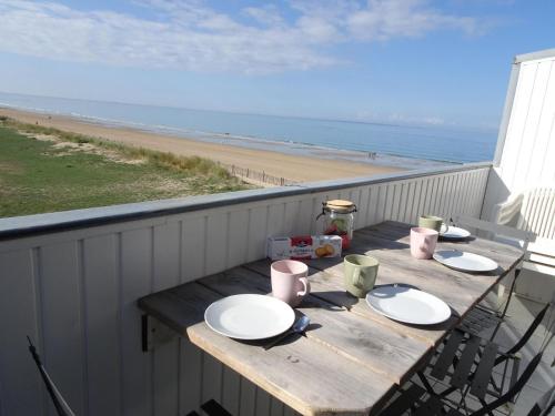 Directly on the beach, maisonnette apartment with fantastic sea view : Appartements proche de Jullouville