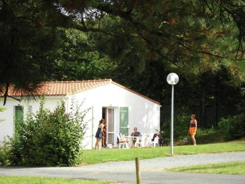 Semi-detached bungalow with microwave, in the great Vendée : Appartements proche de Saint-Juire-Champgillon