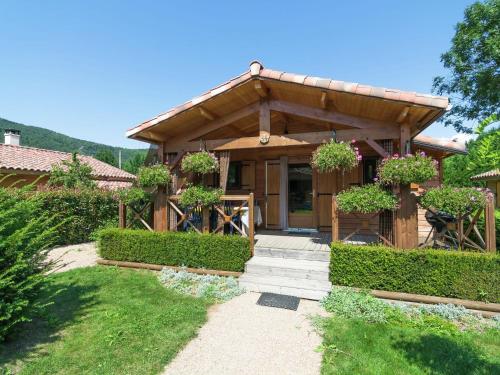 Alluring Chalet in Fougax-et-Barrineuf with Terrace : Chalets proche de Camurac