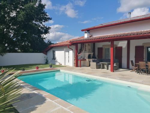 Grande maison au Pays Basque avec piscine chauffée : Maisons de vacances proche de Halsou
