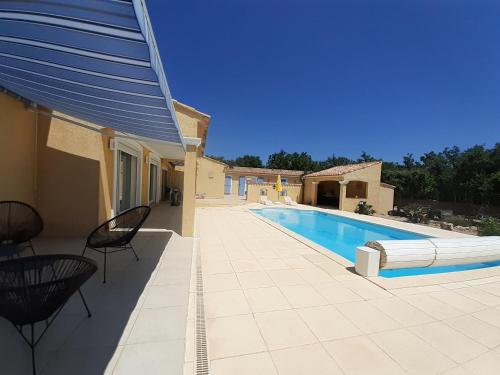 Authentique mas avec piscine en Provence : Sejours chez l'habitant proche de Régusse