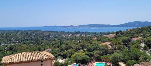 Rare pearl with pool and beautiful sea view : Appartements proche de Grimaud