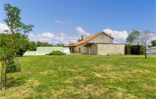 Amazing Home In Amailloux With Wifi, Private Swimming Pool And 2 Bedrooms : Maisons de vacances proche de Maisontiers