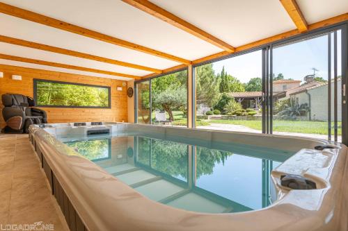 Jacuzzi - Spa de nage - Parc arboré : Maisons de vacances proche de Belvèze