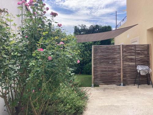 T2 de 40m2 avec spa extérieur et jardin privatif : Appartements proche de La Fare-les-Oliviers