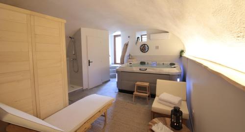 Gîte de charme avec jacuzzi et sauna privatifs : Maisons de vacances proche de Les Granges-Gontardes