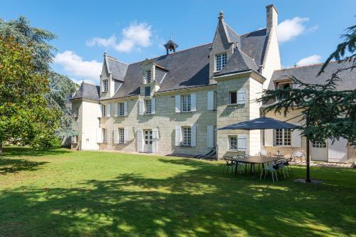 RDC Château de la Ronde - Avec piscine et jacuzzi : Appartements proche de Neuillé