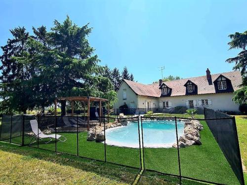 Le Domaine de Baracas - Le Grand Gîte 4 étoiles - piscine-billard-baby-foot-cheminée - 14 personnes : Maisons de vacances proche de Bucy-Saint-Liphard