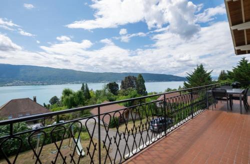 T4 avec vue imprenable sur le lac d-Annecy : Appartements proche d'Alex