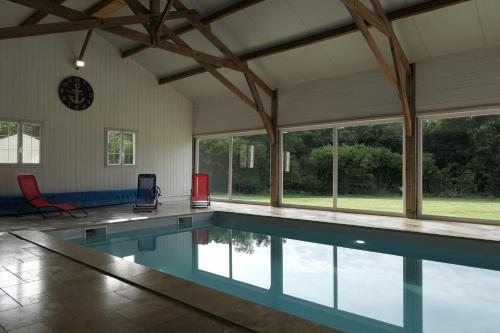 Gîte avec piscine couverte chauffée du 15 avril au 15 novembre : Maisons de vacances proche de Gurunhuel