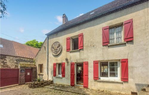 Nice Home In Saintigny With Wifi And 4 Bedrooms : Maisons de vacances proche de Saint-Denis-d'Authou