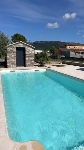 Studio aux portes des Cévennes avec piscine : Appartements proche de Saint-Julien-de-la-Nef