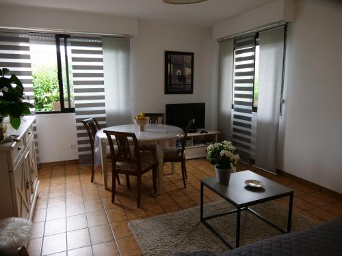 Chez Martine Appartement tout confort entièrement indépendant : Appartements proche de Lonçon