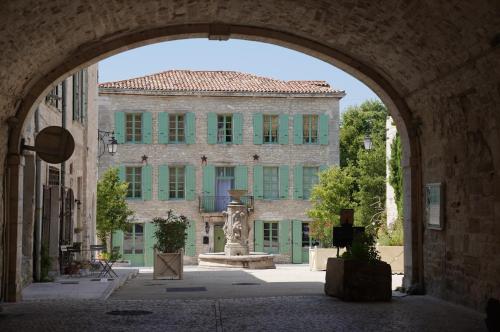 MAISON D'HOTES LA GOURGUILLE : B&B / Chambres d'hotes proche de Barjac