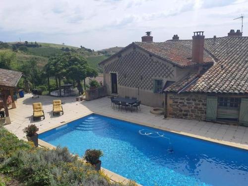 Vue et piscine privée dans le Beaujolais : Maisons de vacances proche de Montmelas-Saint-Sorlin