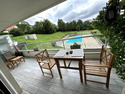 Appartement cosy avec balcon et piscine : Appartements proche de Montfaucon