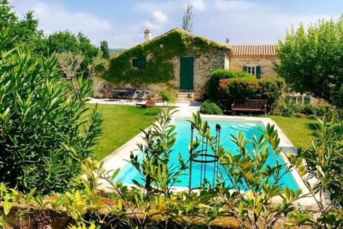 Beautiful und spacious country house with pool : Villas proche de Montjoyer