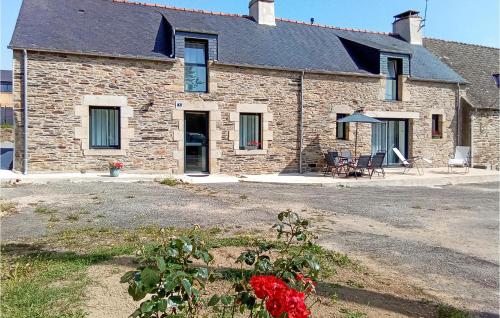 Stunning home in Pluherlin with 4 Bedrooms : Maisons de vacances proche de Molac