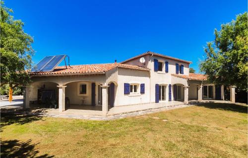 Awesome Home In Prades-sur-vernazobre With Outdoor Swimming Pool And 4 Bedrooms : Maisons de vacances proche de Roquebrun
