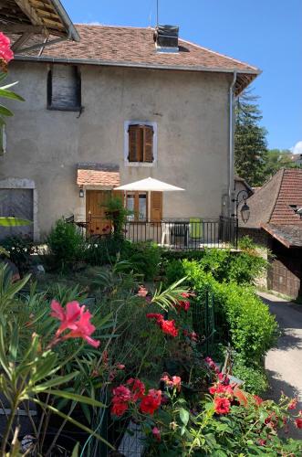 Gîte Chez Charlot : Maisons de vacances proche de Cressin-Rochefort