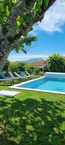 Villa 260m2 avec piscine et fronton privatif : Appartements proche de Saint-Pée-sur-Nivelle