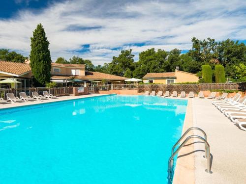 Provencal-style maisonette with large communal pool : Maisons de vacances proche de Pougnadoresse