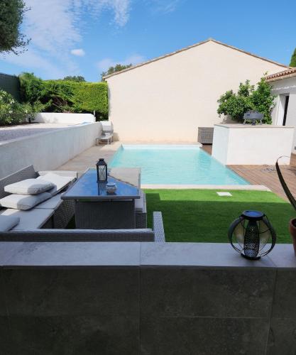 L'élégance au milieu des vignes avec piscine : Villas proche de Cabrières