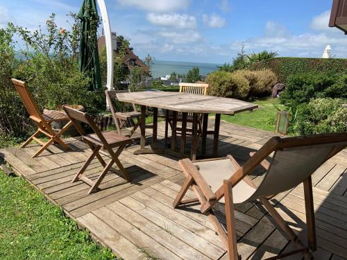 Grand rez de jardin-terrasse avec vue sur la mer - 2 chambres : Appartements proche de Benerville-sur-Mer