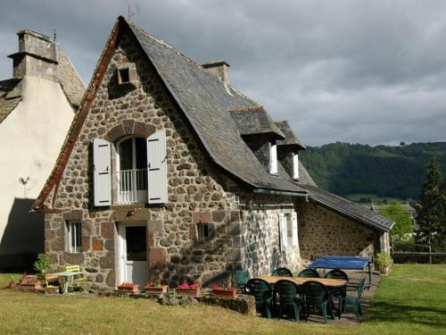 Gîte Vic-sur-Cère, 5 pièces, 8 personnes - FR-1-742-491 : Maisons de vacances proche de Badailhac