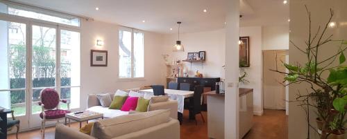 Cozy apartment with 60m2 private garden : Appartements proche de Saint-Cloud