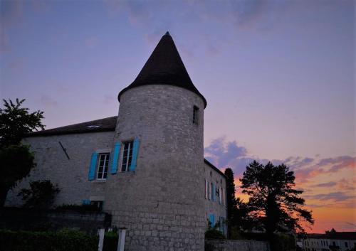 Un Petit Château : B&B / Chambres d'hotes proche de Sérignac-Péboudou