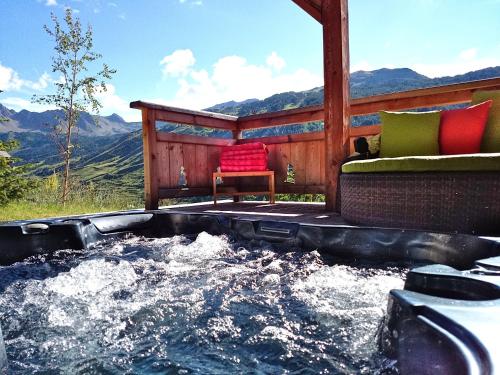 Prestigious 18 Person Chalet with Pool and Jacuzzi : Chalets proche de Vars